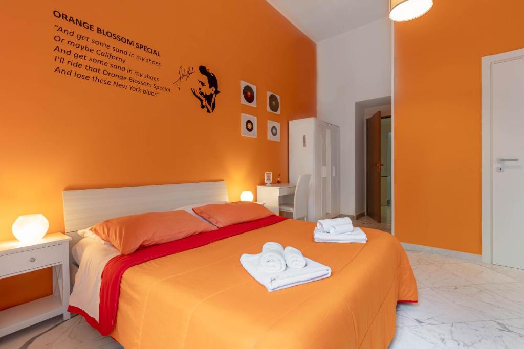 een slaapkamer met een bed met twee handdoeken erop bij Colori e Note in Napels