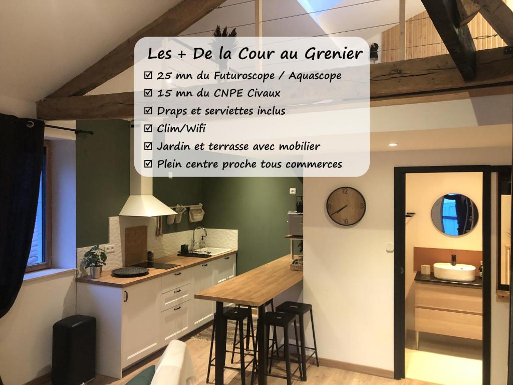 紹維尼的住宿－Gites De la Cour au Grenier，一个带柜台和桌子的厨房