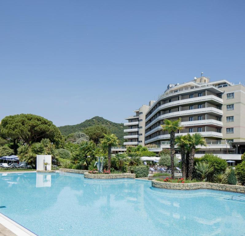una gran piscina frente a un edificio en Hotel Majestic, en Galzignano Terme