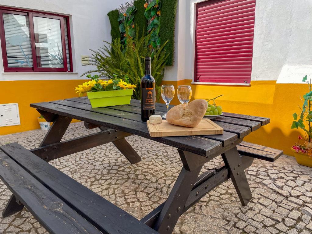 Évora City Break Apartment with Patio in the Historic Centre - 15