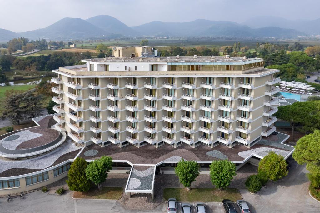 Nespecifikovaný výhled na hory nebo výhled na hory při pohledu z hotelu