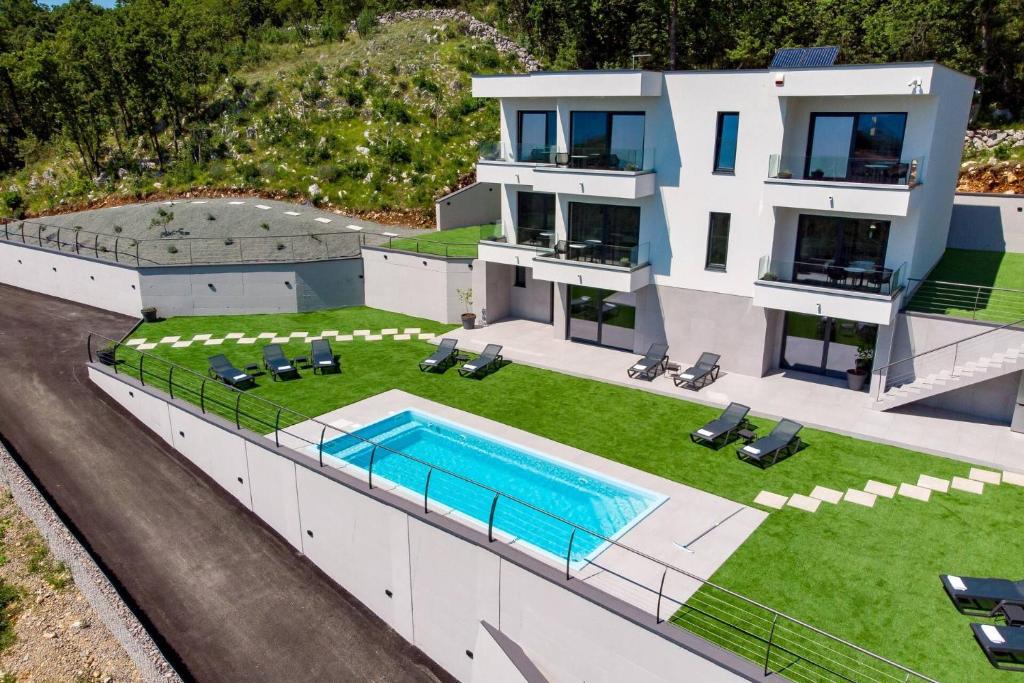 z góry widok na dom z basenem w obiekcie Luxury Villa Amataa - 38m2 pool, jacuzzi, sauna w mieście Mošćenička Draga