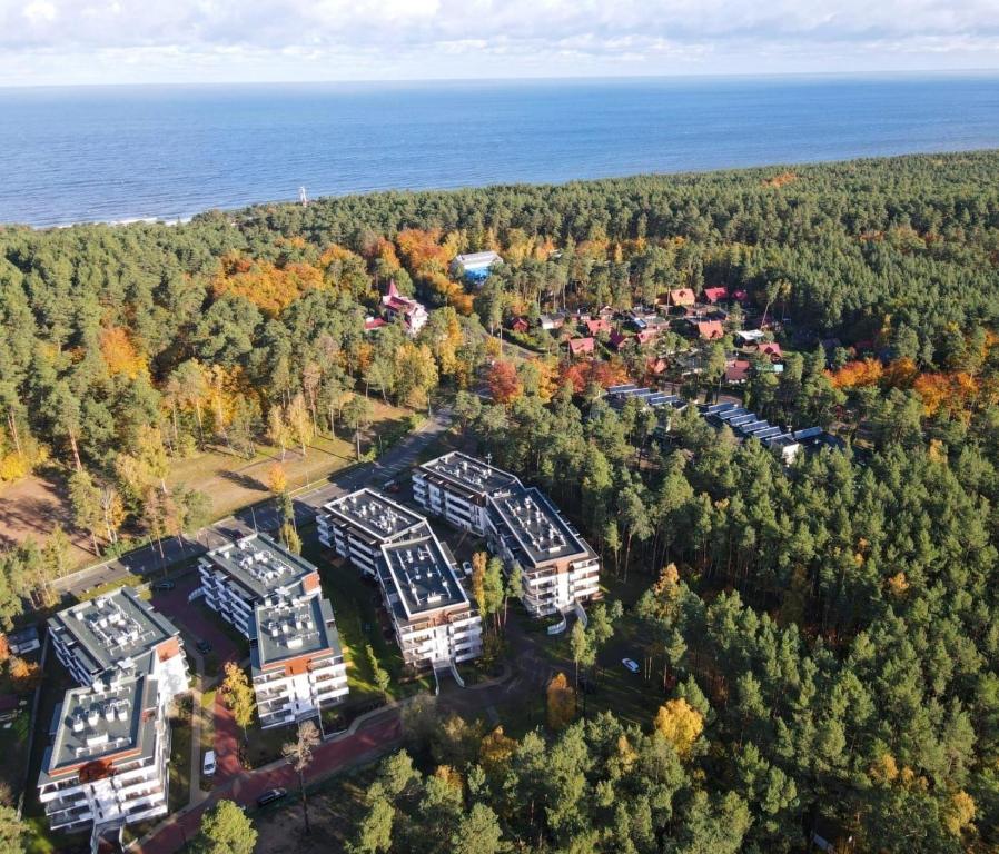 - une vue aérienne sur un complexe avec des arbres et l'océan dans l'établissement Wohnung in Stegna mit Garten, à Stegna