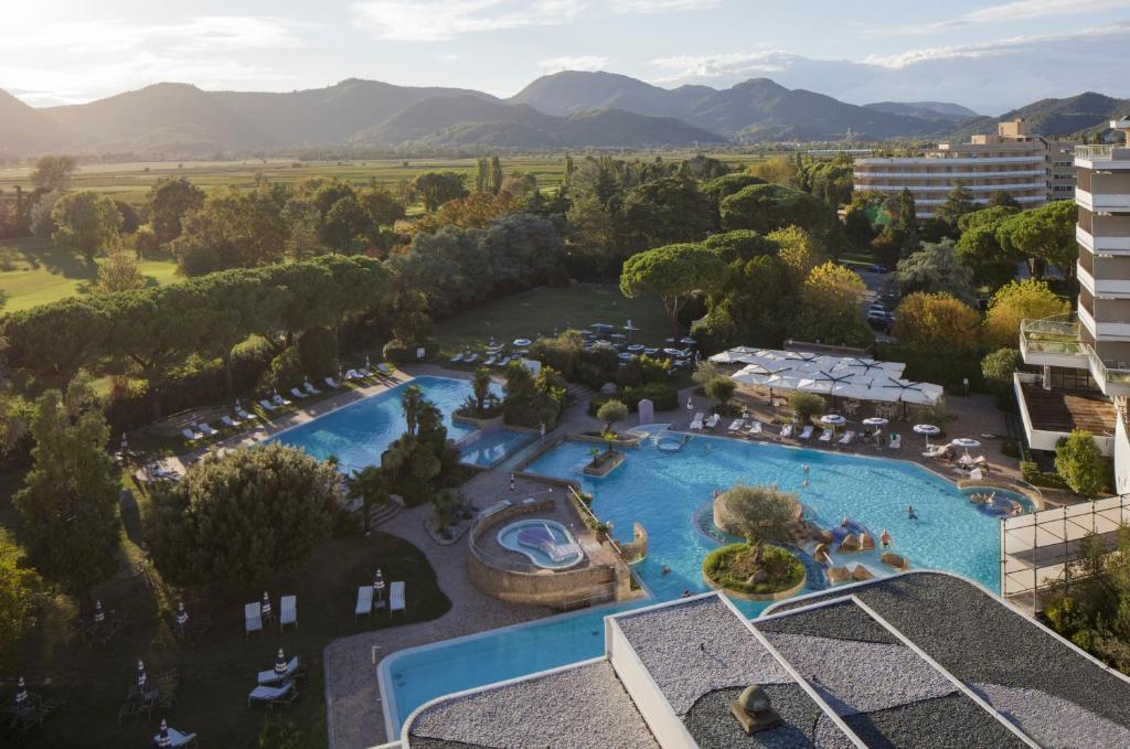 eine Luftansicht eines Resorts mit Pool in der Unterkunft Hotel Splendid in Galzignano Terme