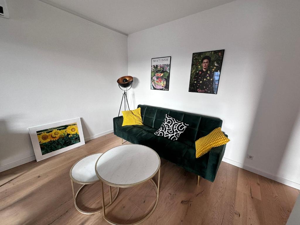 Modern Art Apartment Düsseldorf - 10 Min to Trade Fair & Stadium tesisinde bir oturma alanı