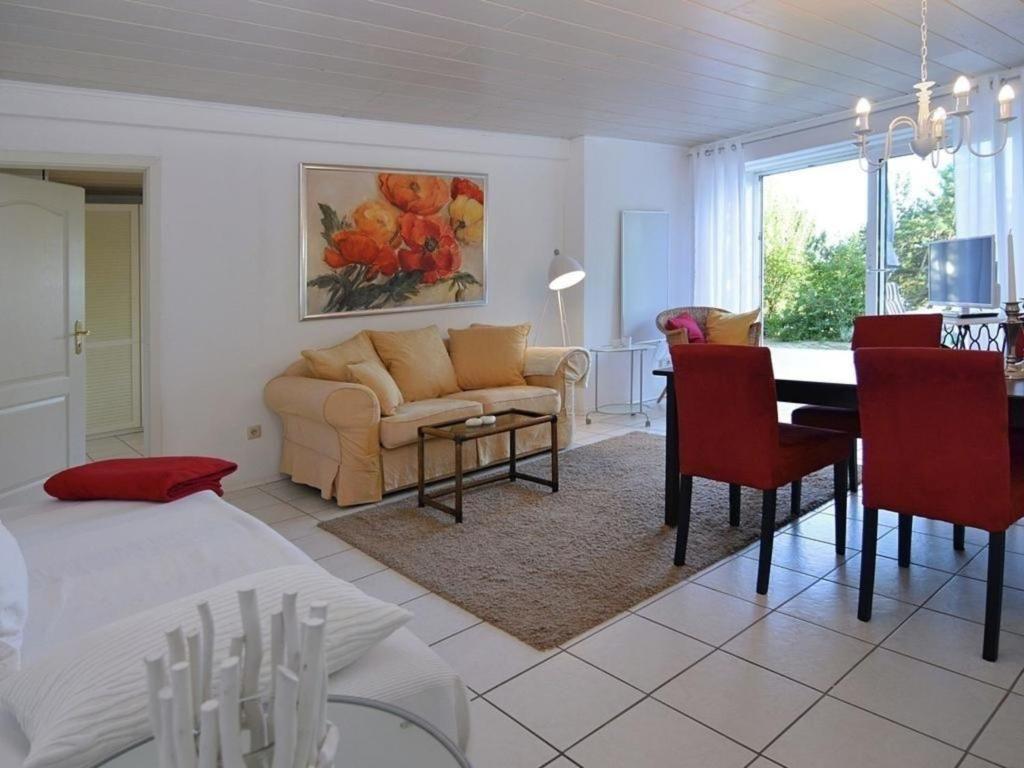 uma sala de estar com um sofá e uma mesa de jantar em Appartement Relax in Welferode mit Großer Terrasse em Welferode