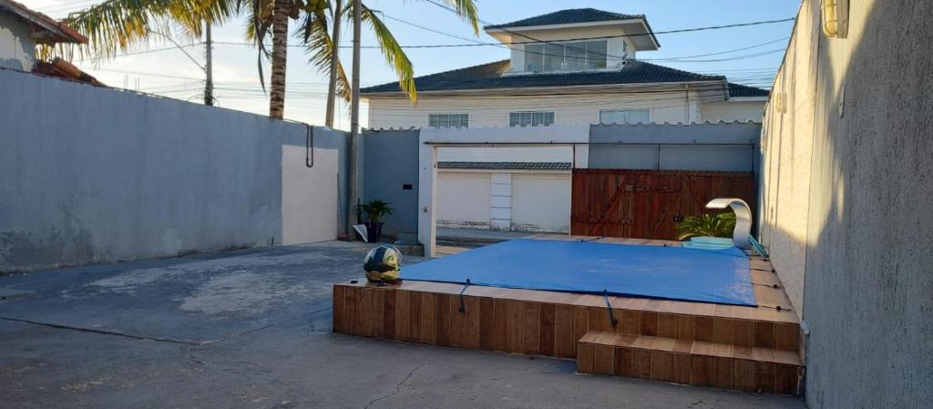 - une piscine dans une arrière-cour avec une maison dans l'établissement Linda casa com piscina, à Saquarema
