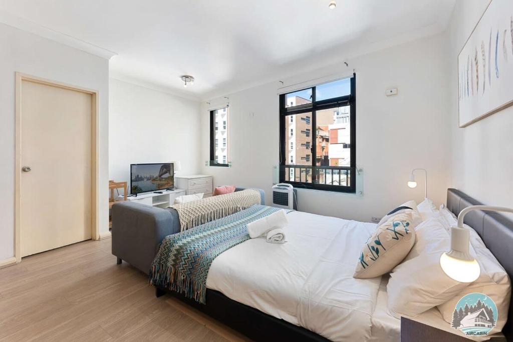 um quarto com uma cama e uma televisão em Aircabin - Sydney Central Station - 1 Bed Studio em Sidney