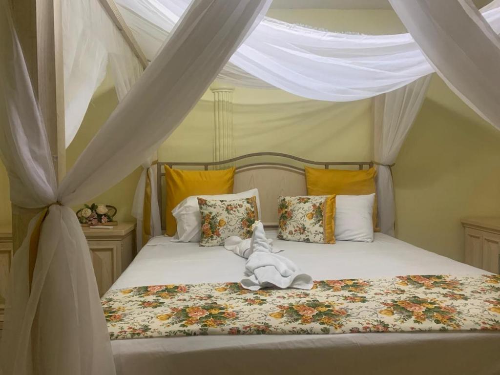 a stuffed elephant sitting on top of a bed at Hotel las marias de neiba in Cerro en Medio