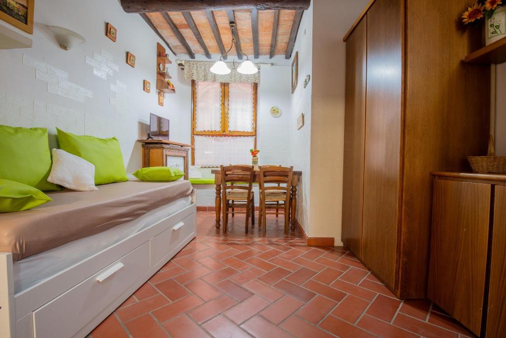 Cette chambre comprend un lit, une table et des chaises. dans l'établissement Appartamento Il Caratello Borgo 6, à Capoliveri