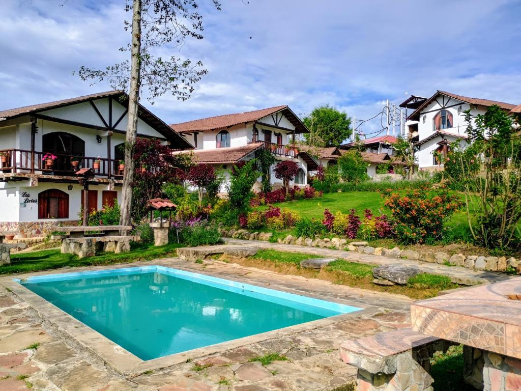 una casa con piscina frente a un patio en Hotel Villa de Paris, en Chachapoyas