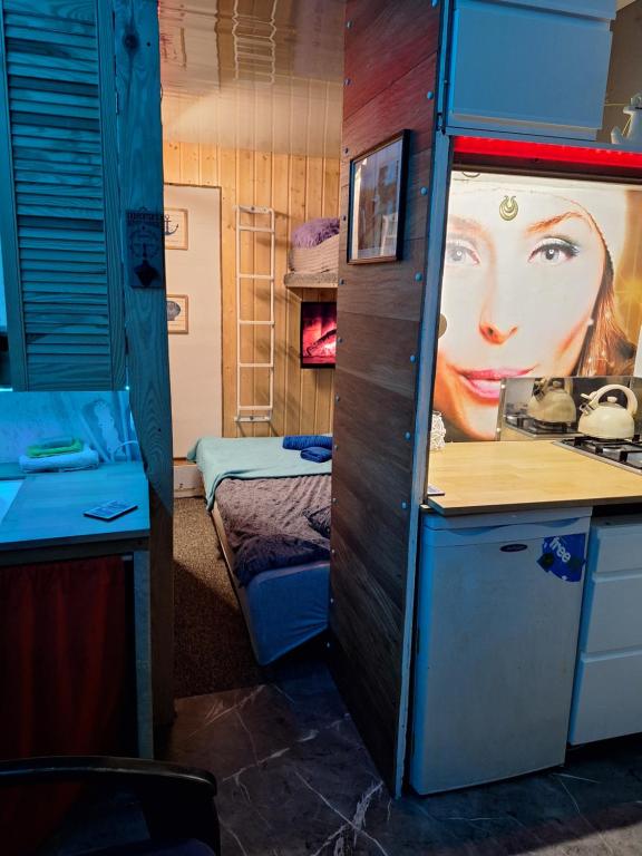 Kleines Zimmer mit einem Bett und einer Küche in der Unterkunft Szalupa H9 in Zakroczym
