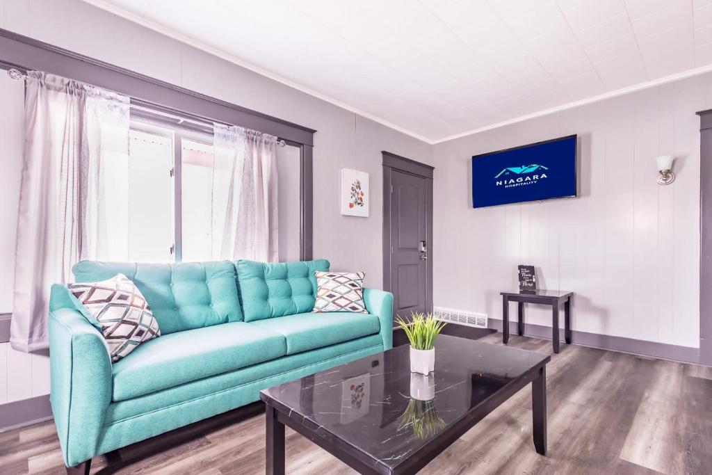 TV a/nebo společenská místnost v ubytování Spacious 6BR 2Bath Close the Falls