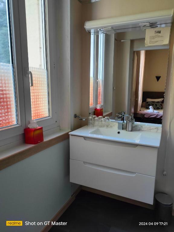 Auberge Du Parc - Triple Room With Pool View