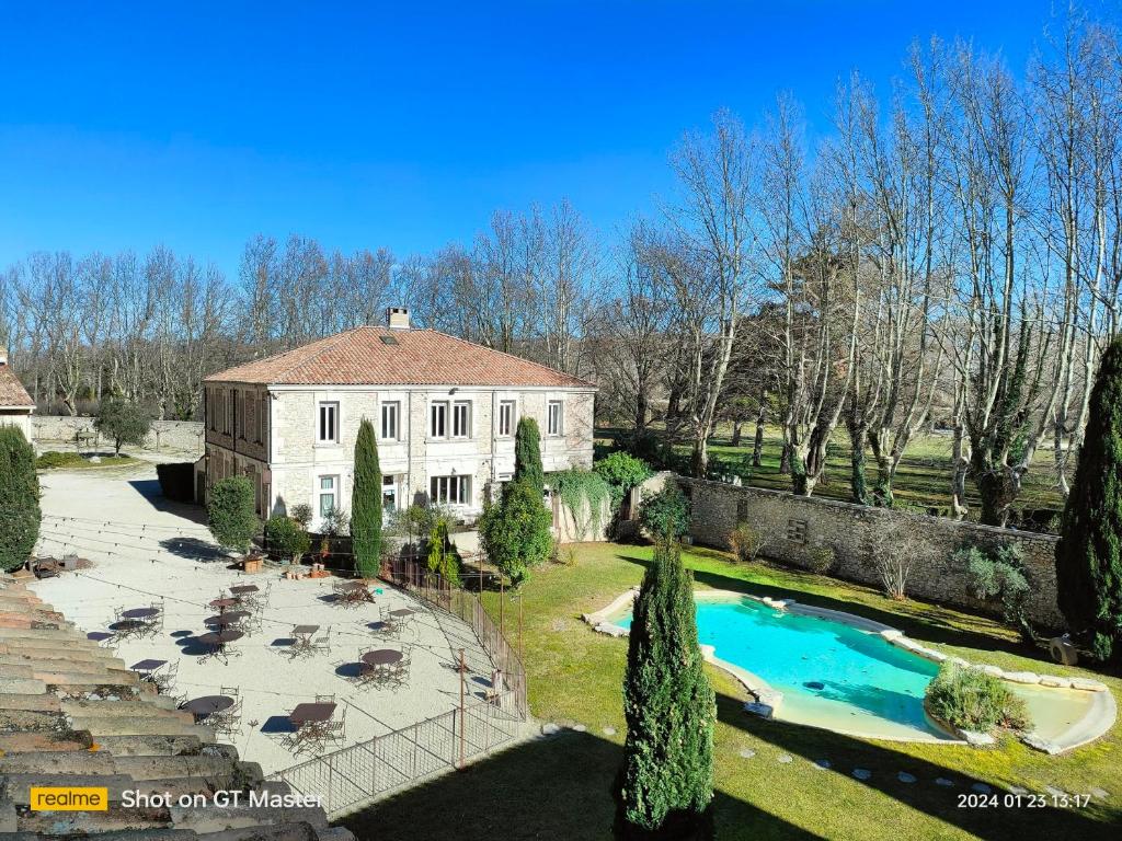 una casa grande con piscina frente a ella en Auberge Du Parc, en Orgon
