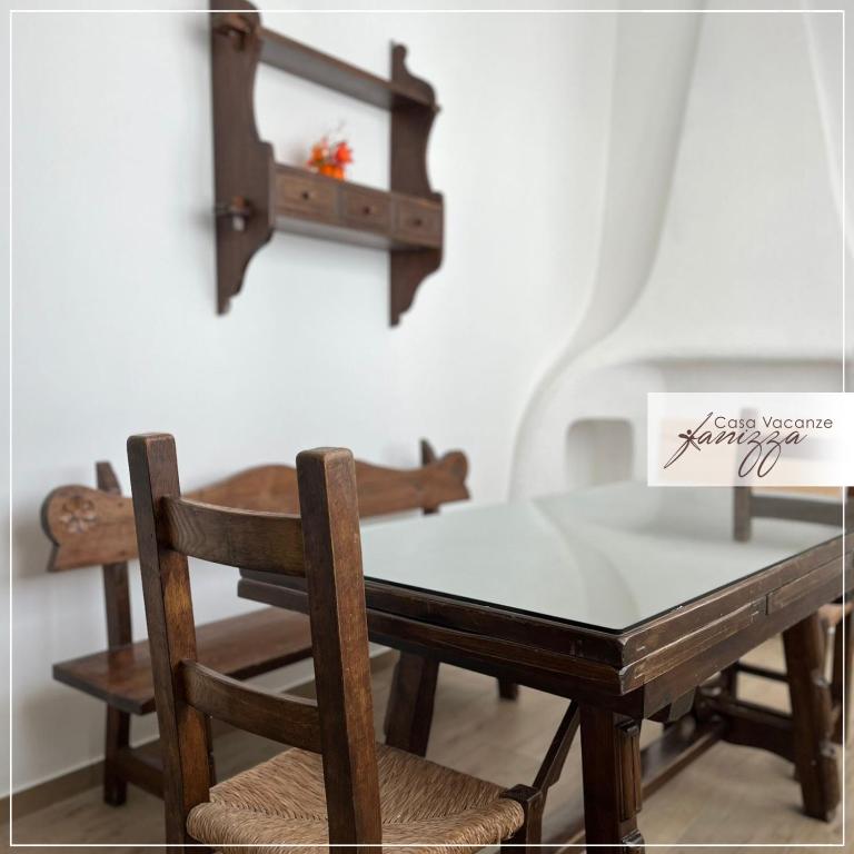 een eettafel en stoelen met een bord erop bij Fanizza apartment 16 in Alberobello