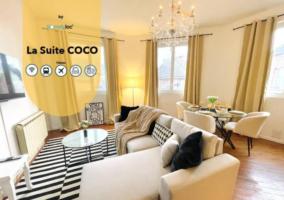 un soggiorno con un divano e un tavolo di La Suite COCO, Chic & Hypercentre a Beauvais