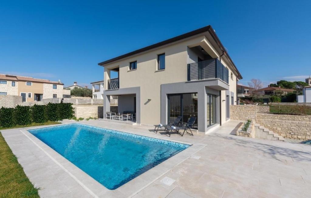 eine Villa mit einem Pool vor einem Haus in der Unterkunft Ferienhaus in Nova Vas mit Terrasse, Garten und Grill in Brtonigla