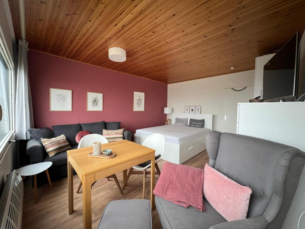 Zimmer mit Sofa, Bett und Tisch in der Unterkunft Burgtiefe Südstrand "Haven Stuuv" in Westfehmarn
