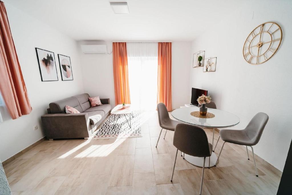 een woonkamer met een bank en een tafel bij Ferienwohnung für 4 Personen 2 Kinder ca 72 qm in Komarna, Dalmatien Neretva Kroatien in Komarna