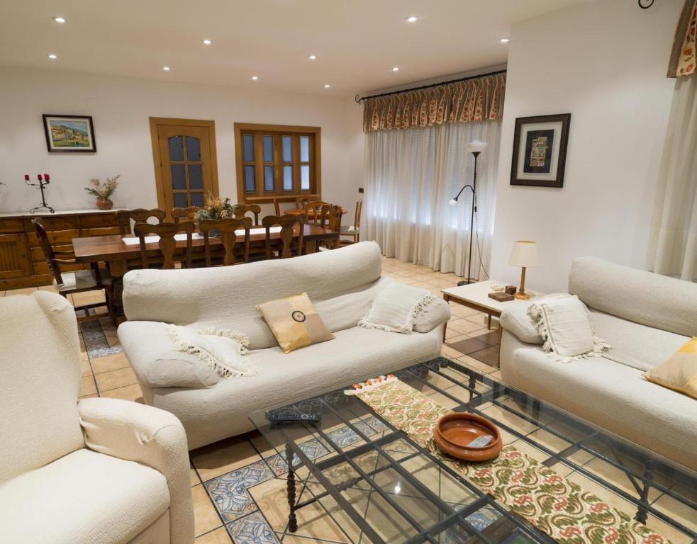 Nieva的住宿－El Nogal De Nieva，一间带白色沙发的客厅和一间用餐室