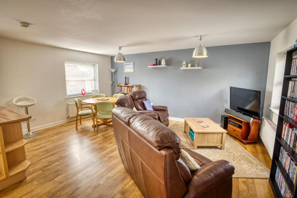 a living room with a couch and a table at Pass the Keys Well equipped apartment near A46 in Swinderby
