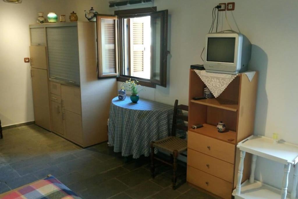 Телевизор и/или развлекательный центр в Kyma House -150m from the beach