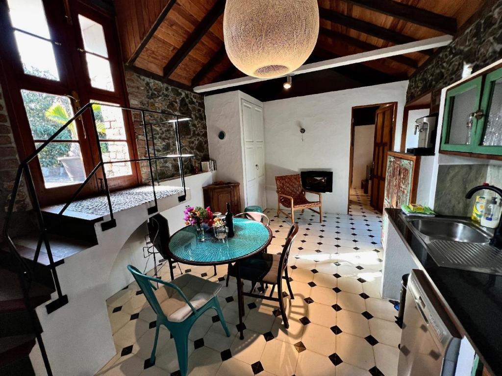 uma cozinha e sala de jantar com mesa e cadeiras em Casa Jardín Tropical em Los Llanos de Aridane