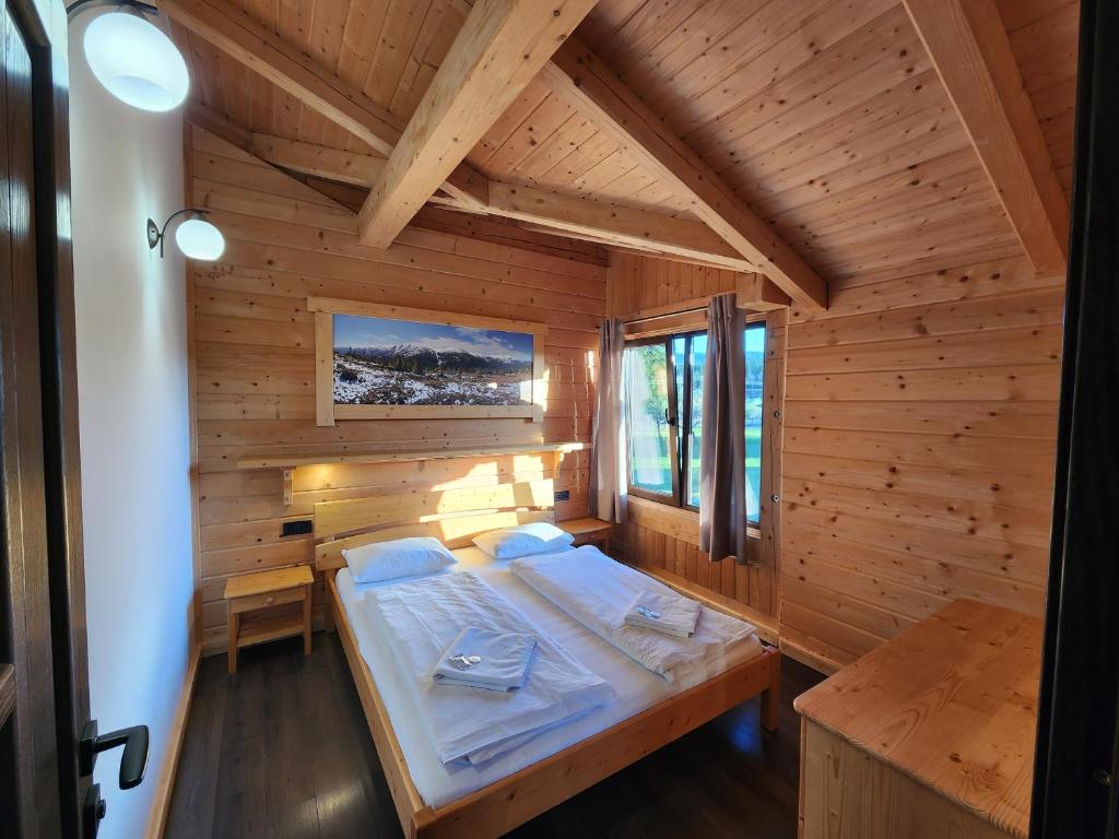 Postel nebo postele na pokoji v ubytování Apartments Chalet Girska Hatyna