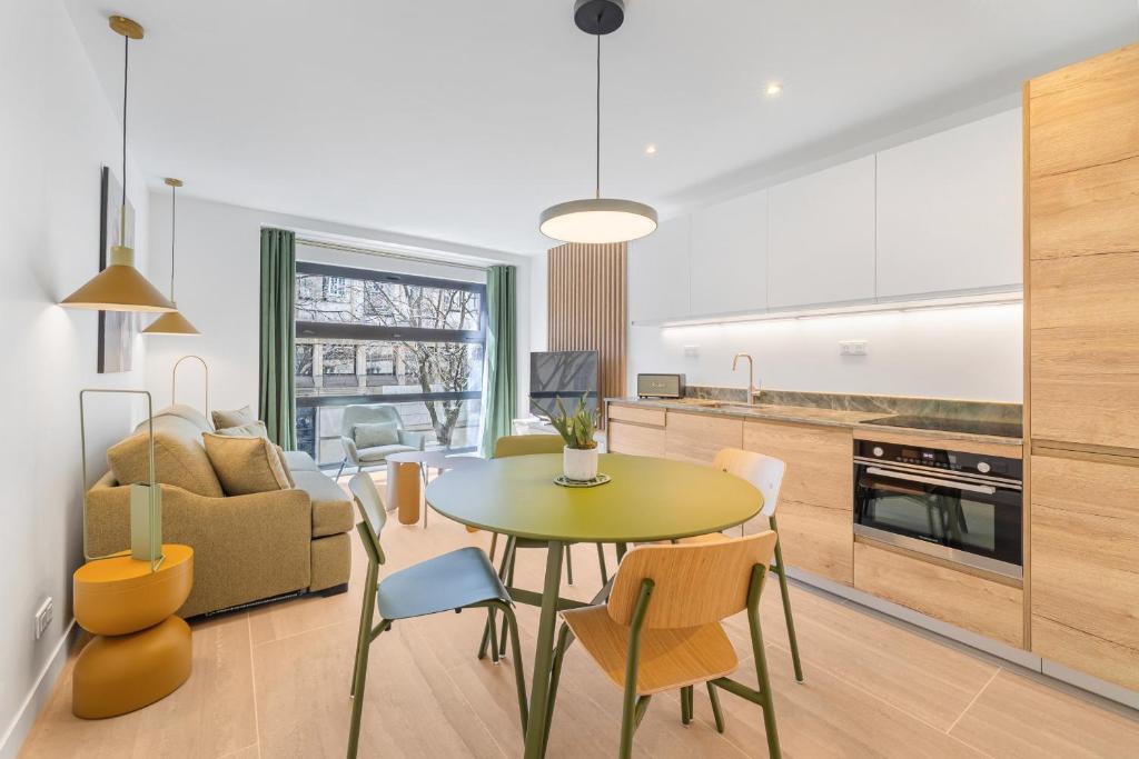 une cuisine et un salon avec une table et des chaises dans l'établissement Soubise, à Paris