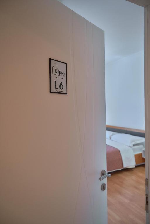Postel nebo postele na pokoji v ubytování Kalpazo Inn Tirana