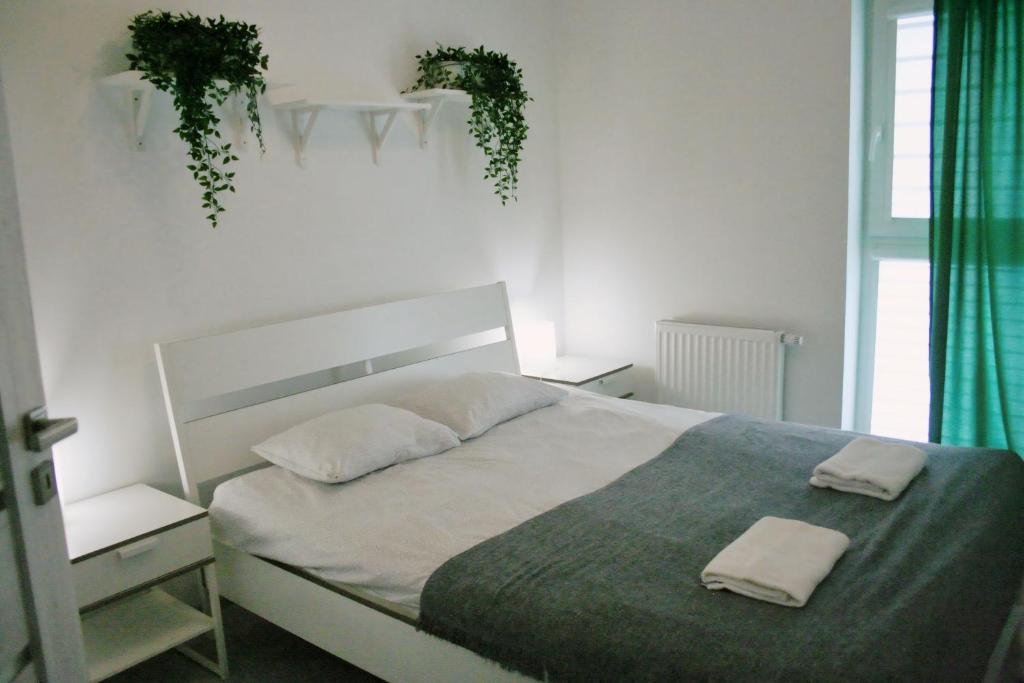 sypialnia z łóżkiem z dwoma ręcznikami w obiekcie Apartament Tricolore w Toruniu