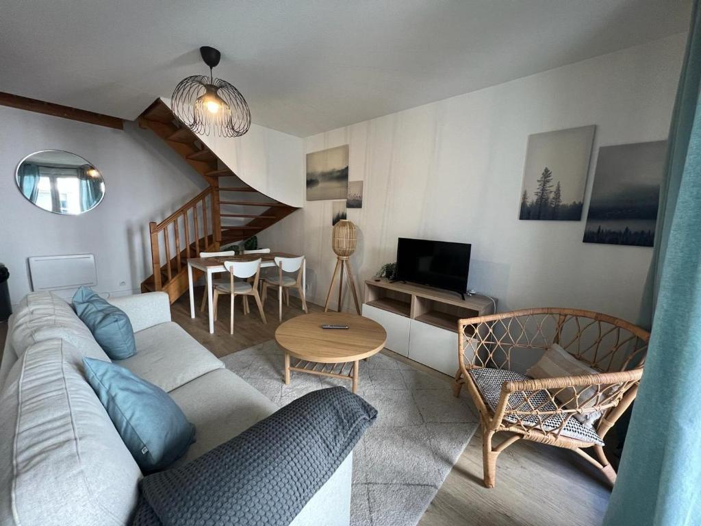 un salon avec un canapé et une table dans l'établissement Beau T3 - Stationnement privé, à Toulouse