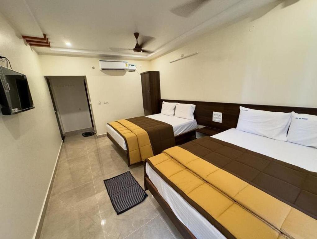 Postel nebo postele na pokoji v ubytování HOTEL DKR GRAND