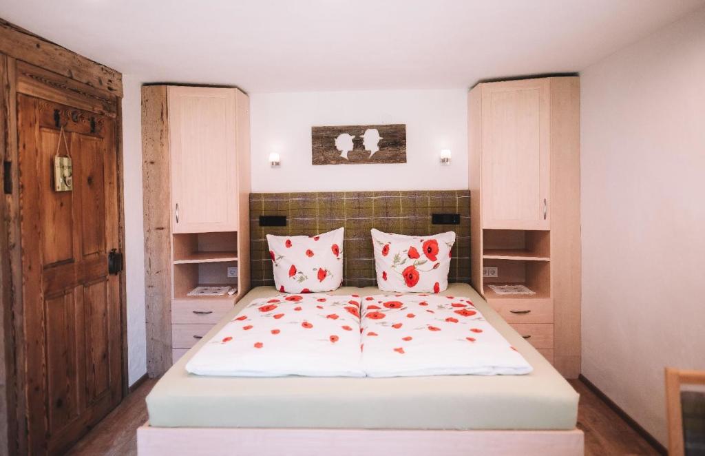 Un pat sau paturi într-o cameră la Ferienwohnung in Bach mit Garten und Grill