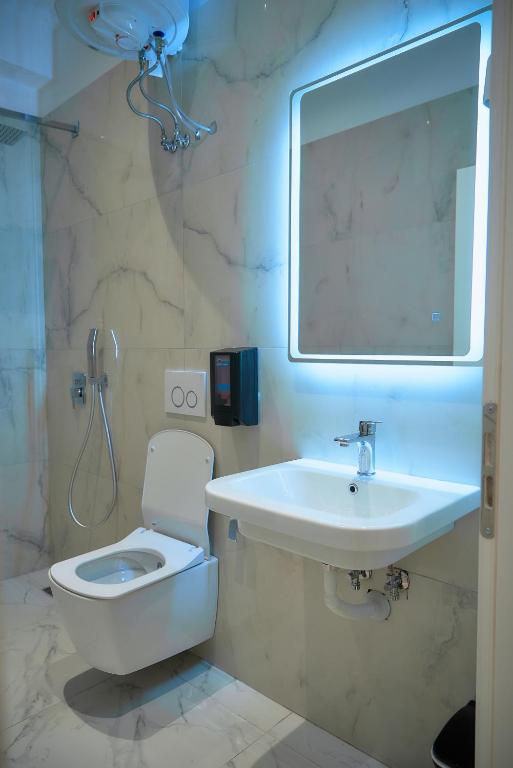 Koupelna v ubytování Kalpazo Inn Tirana