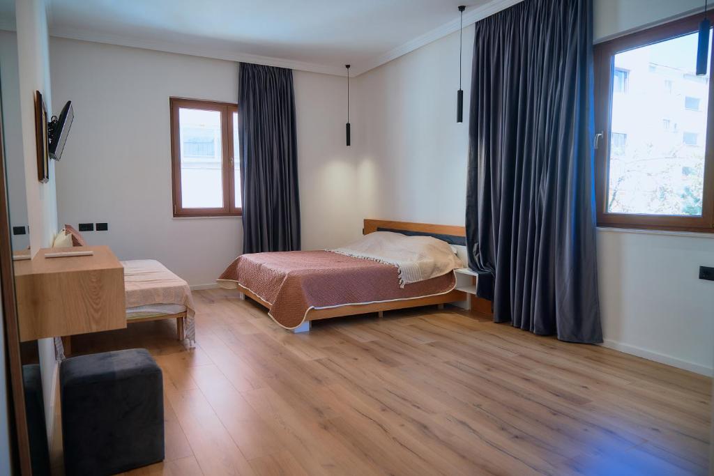 Postel nebo postele na pokoji v ubytování Kalpazo Inn Tirana