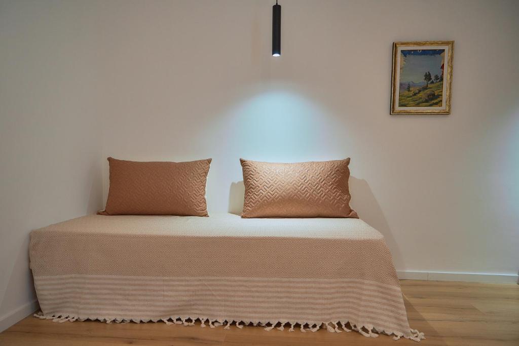 Postel nebo postele na pokoji v ubytování Kalpazo Inn Tirana