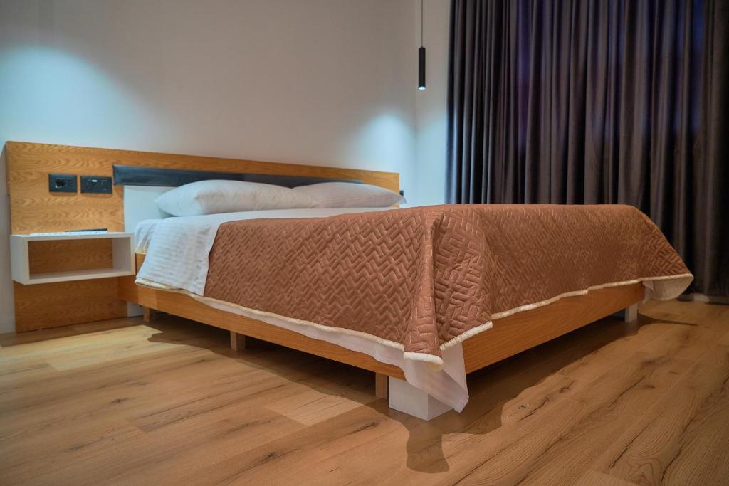 Postel nebo postele na pokoji v ubytování Kalpazo Inn Tirana