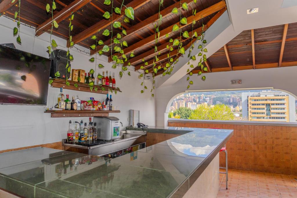 TV a/nebo společenská místnost v ubytování Hotel Alcaravan Medellín