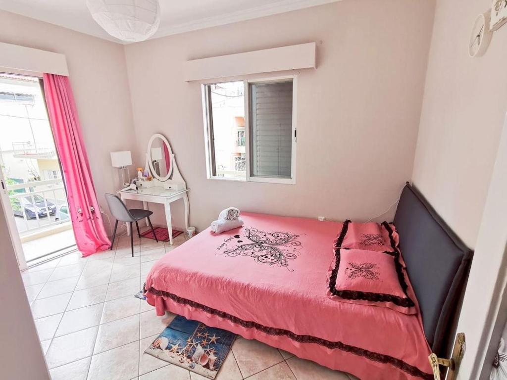 1 dormitorio con cama roja y escritorio en A room for girl girls lady couple share others with me and my bf en Atenas