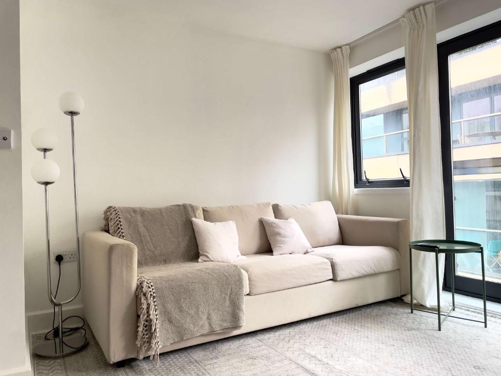 Zona d'estar a Bright and Beautiful 2BDR Central London Flat