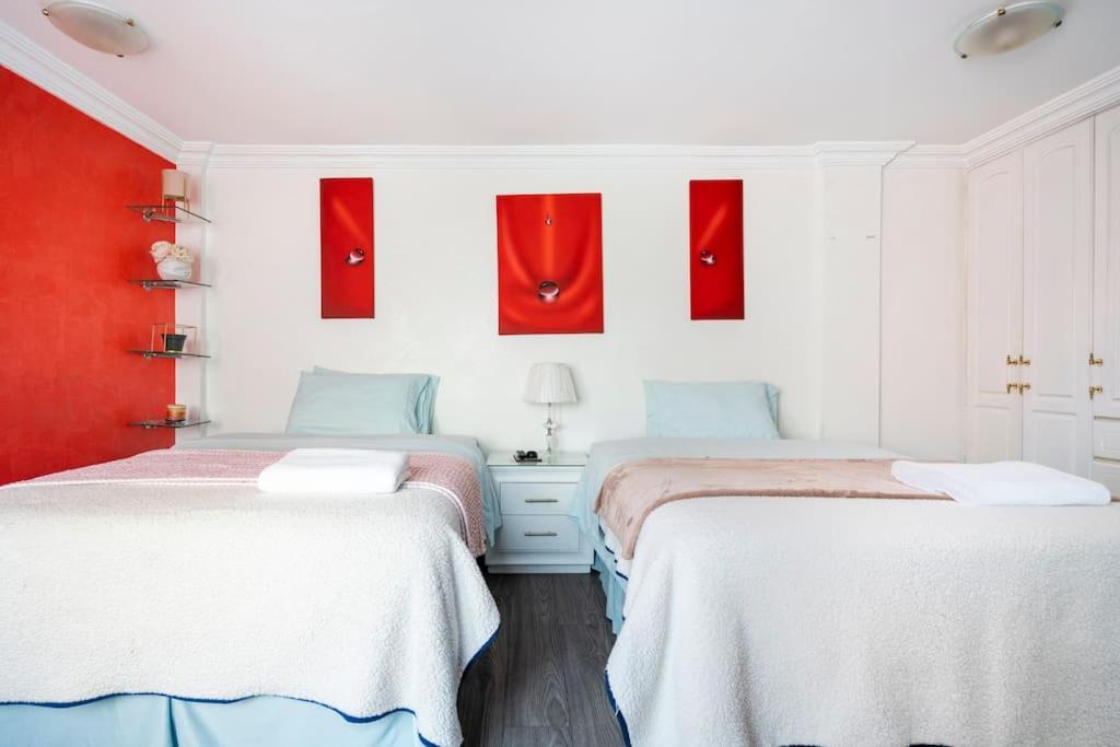 Postel nebo postele na pokoji v ubytování Luxury Home