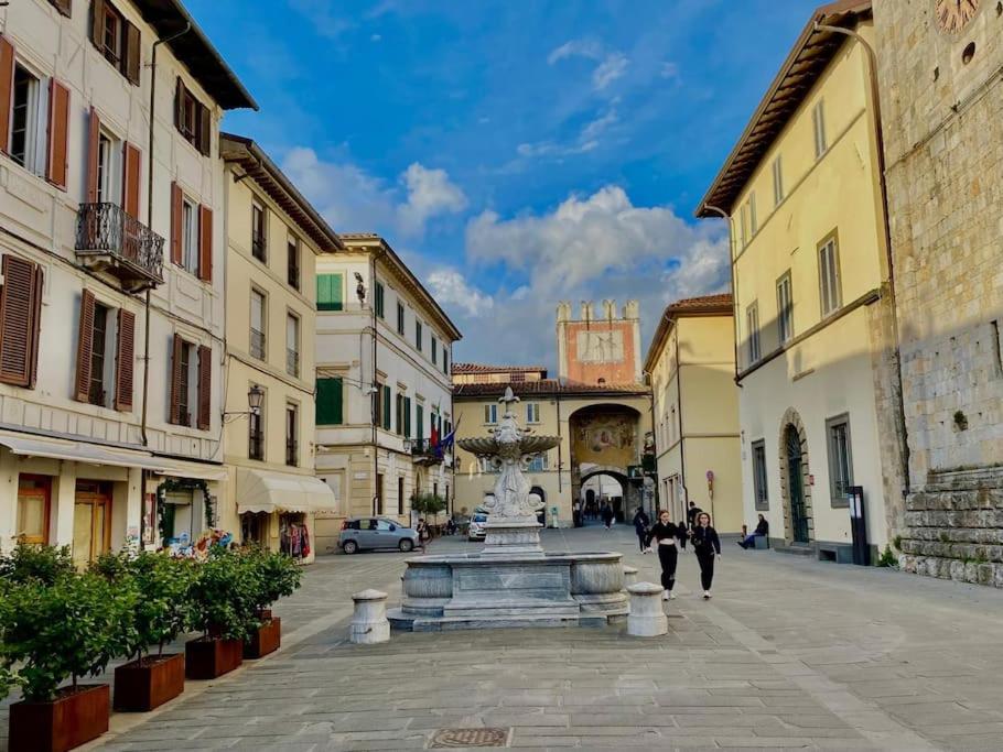a street with a fountain in the middle of a city at grande appartamento in versilia in Camaiore