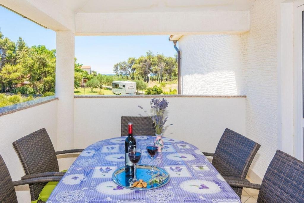 een tafel met een fles wijn en een glas bij Ferienwohnung für 3 Personen ca 30 qm in Privlaka, Dalmatien Norddalmatien in Privlaka