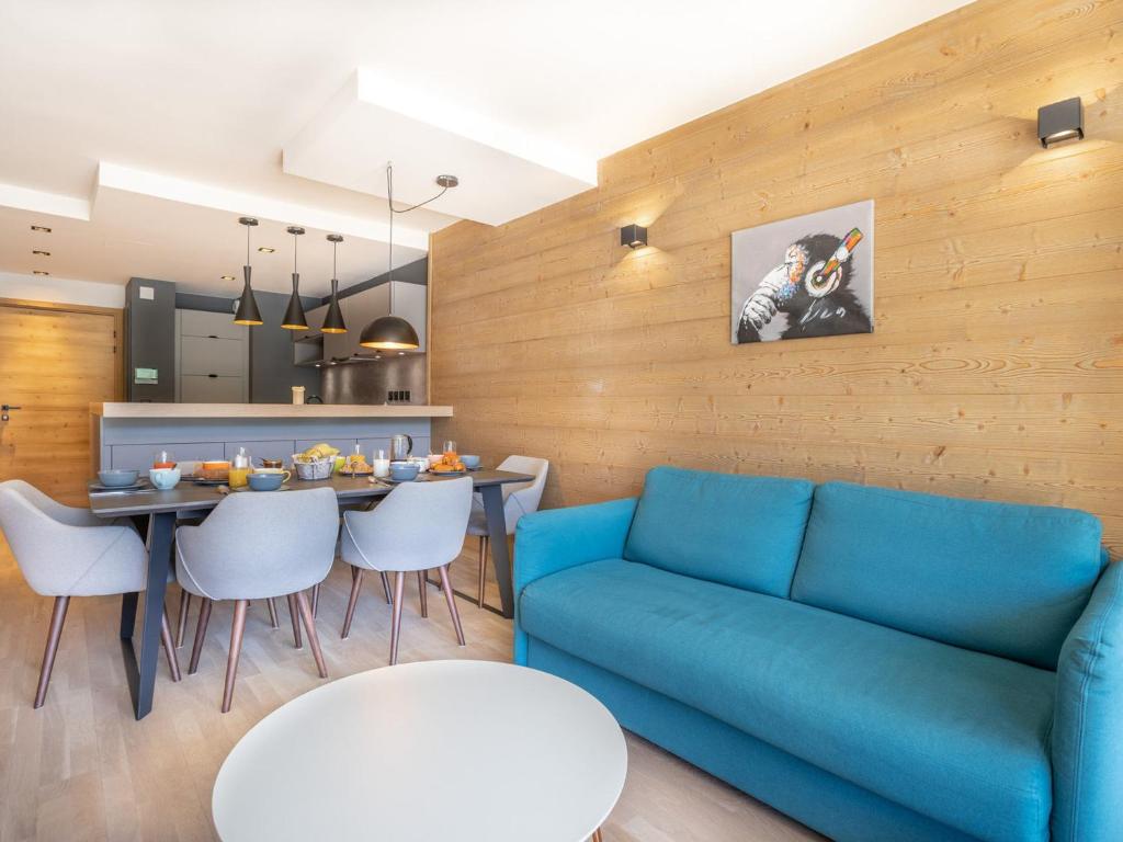 a living room with a blue couch and a table at Appartement Tignes, 3 pièces, 4 personnes - FR-1-641-35 in Tignes