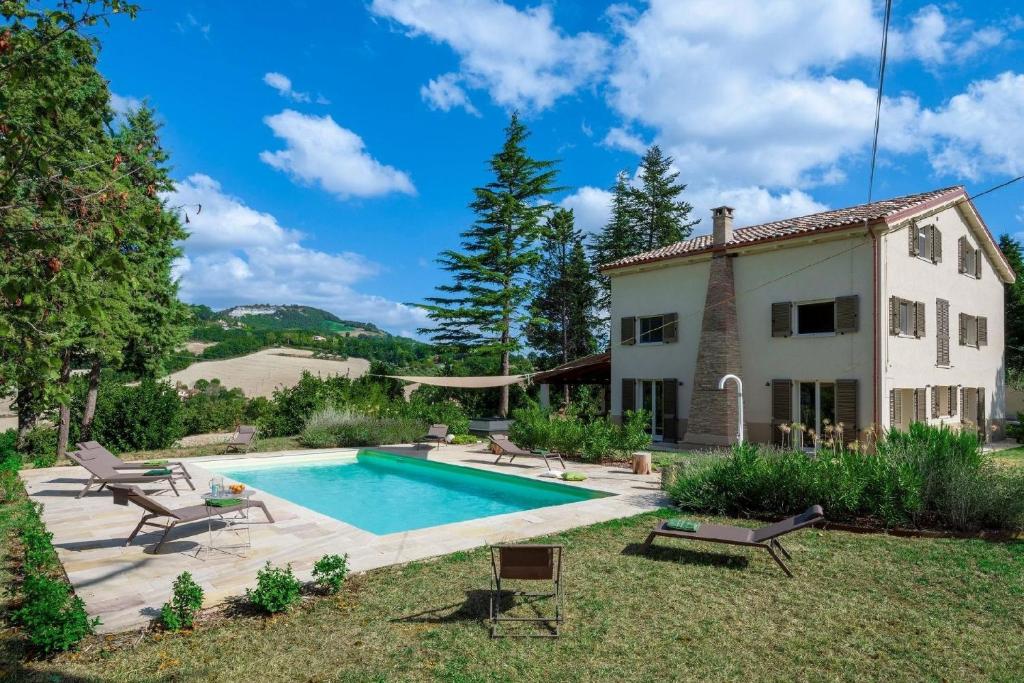 een achtertuin met een zwembad en een huis bij Ferienhaus in Pergola mit Privatem Pool in Pergola