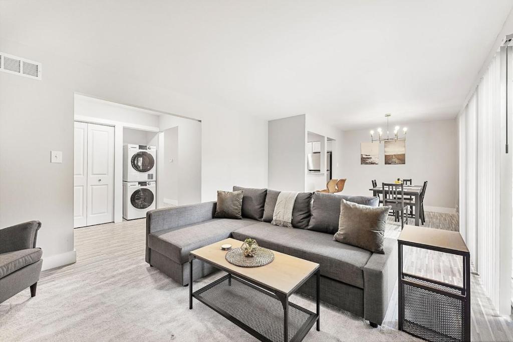 uma sala de estar com um sofá e uma mesa em Two-Bedroom Two-Bathroom Blissful Stay in Rochester Hills em Rochester Hills