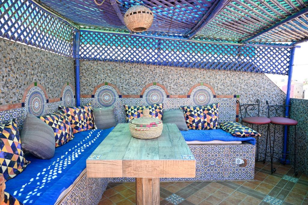 Zimmer mit Sofa und Tisch in der Unterkunft Dar Statia 4 vue mer cité portugaise in El Jadida