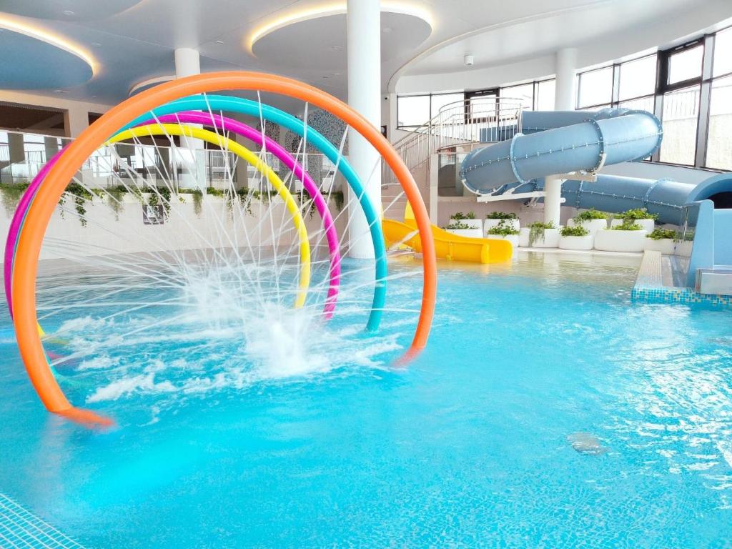 - un toboggan dans la piscine dans l'établissement Wunderbares Appartements mit Swimmingpoolbereich - Nemo Apartamenty Kolberg, à Kołobrzeg